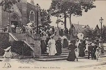 Sortie de messe vers 1910.