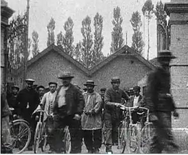 Sortie des usines Lumière en mars 1895.