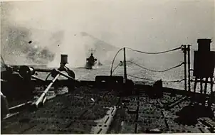 Appareillage sous le feu de la Royal Navy. Le contre-torpilleur Le Terrible en ligne de file, dans les eaux du contre-torpilleur Volta.