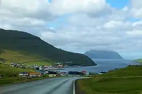 Sørvágur, île de Vágar et île de Mykines en arrière-plan.