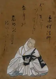 Un moine japonais en robe blanche de cérémonie.
