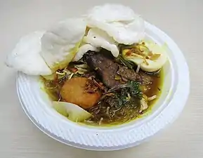 Bawang goreng sur une soto banjar, spécialité de la ville de Banjarmasin : bouillon épicé et vermicelles de riz, lontong (riz compressé), perkedel, du poumon de bœuf frit, de l'œuf, du krupuk.