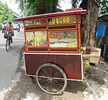 Marchand ambulant de soto mie bogor dans les rues de Jakarta.