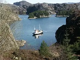 Un bateau de pêche amarré dans une baie de l'archipel de Sotra.