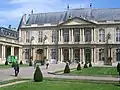 Avant-corps central à doubles colonnes superposées, comportant trois travées sur deux niveaux, surmontés d'un fronton triangulaire (hôtel de Soubise).