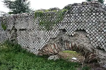 Ruines de l'aqueduc romain du Gier au hameau du Grand Champ.