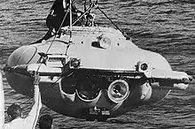 Photographie en noir et blanc de la soucoupe plongeante SP-350 hors de l'eau.
