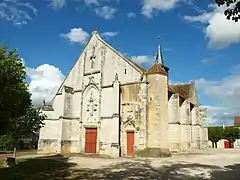 Vue Nord-Est et entrée de l'église.