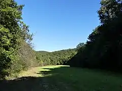 La combe en contrebas des grottes.