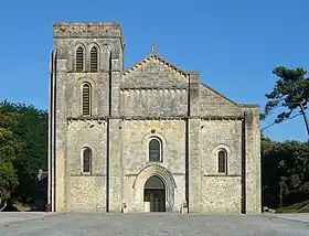 Parvis et façade de la basilique de Soulac.