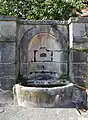 Une ancienne fontaine.