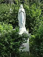 Statue de la Vierge de Lourdes couronnée« Vierge de Lourdes couronnée à Souligné-sous-Ballon », sur e-monumen