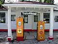 Deux types de distributeurs de Shell à une station-service de Mount Olive dans l'Illinois.