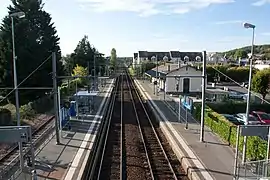 Vue de la gare, depuis le pont routier surplombant les quais.