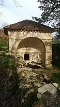 La source du château, surmonté d'un édicule en forme de coquille Saint-Jacques