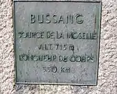 Plaque en bronze indiquant la source de la Moselle à 715 m d'altitude. Longueur du cours d'eau : 550 km