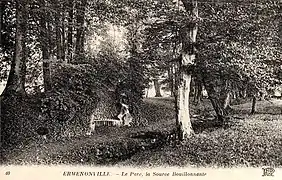 La source bouillonnante, anciennement appelée Fontaine du Bocage, réaménagée dans l'ère des Radziwiłł.
