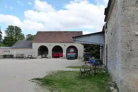 Bergerie et hangar de la ferme de La Saussaye.