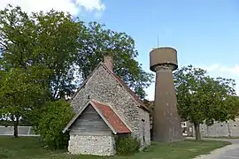 L'ancien fournil et le château d'eau.