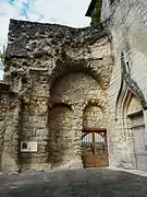 Les ruines romanes à l'entrée du portail ouest de l'église.