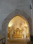 Les peintures et le maître-autel du transept nord.