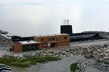 Le sous-marin Onondaga et le bâtiment d'accueil du sous-marin musée en 2010