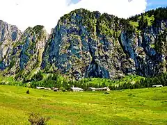 Versant nord du mont Chauffé dominé par les falaises.