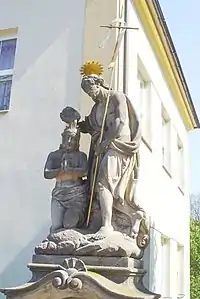 Sculpture de Saint-Jean-Baptiste au baptême de Jésus.