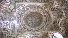 Vue du fond mosaïqué avec une croix et des symboles chrétiens
