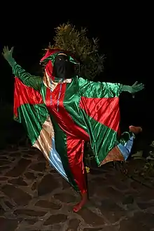 Costume de soussouri en satin multicolore d'un carnaval vivant qui évolue, à Cayenne