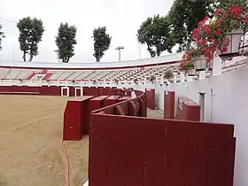 Intérieur des arènes de Soustons : vue sur le callejón