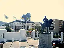 La statue de Louis Botha devant le bâtiment de l'assemblée nationale du parlement au Cap