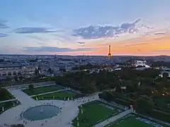 La tour Eiffel vue depuis le jardin des Tuileries en 2019.