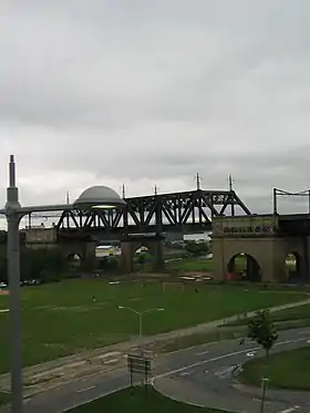 Le pont ferroviaire au nord-est de Randall's Island.