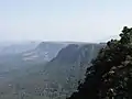 Une vue du Drakensberg au Mpumalanga, depuis God's Window, près de Graskop, en direction du sud. Les couches résistantes à l'érosion qui forment le sommet des pentes sont, à cet endroit, constituées de quartzite appartenant à la formation du Black Reef, qui forme aussi la chaîne du Magaliesberg près de Pretoria,.