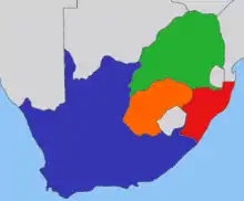 La carte politique de la région au début de la Seconde Guerre des Boers. Au sud, le long de la mer, les deux colonies du Cap sur l'océan Atlantique, et du Natal sur l'océan Indien. Au nord, successivement en direction des frontières avec les actuels Botswana, Zimbabwe et Mozambique, voisinant chacun les deux colonies britanniques, le Basutoland (actuel Lesotho, non impliqué dans le conflit), l'État libre d'Orange et enfin le Transvaal
