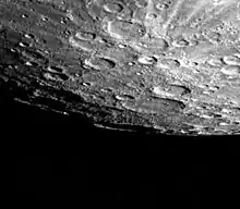 Photographie en noir et blanc de la surface de Mercure marquée par plusieurs cratères.