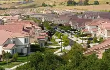 Une rue où toutes les maisons et les jardins se ressemblent.