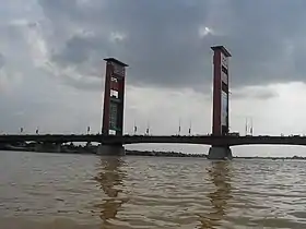 Le pont Ampera au-dessus du Musi