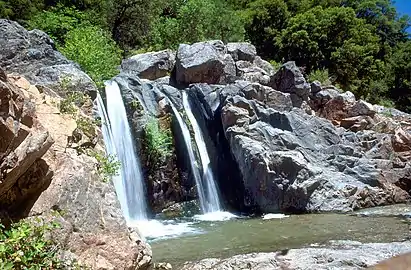 Une chute d'eau sur la branche sud de la rivière Yuba River dans le sud du par de " Yuba River State"