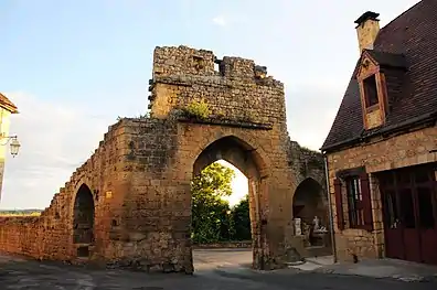 Une entrée que Mézeray franchit à vélo.(Porte del Bos, Domme)