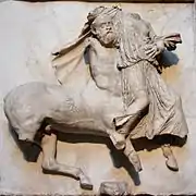 Sculpture en marbre carrée ; un centaure enlève une femme.