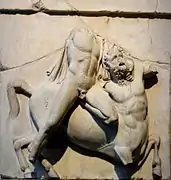 Sculpture représentant le combat entre un homme et un centaure.