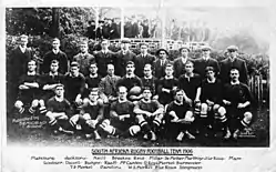 Joueurs de rugby en tenue, posant sur trois rangs. Le bas de la photo contient la liste des joueurs.