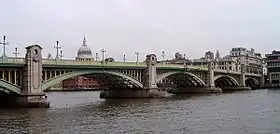 Southwark Bridge avec la Cathédrale Saint-Paul en arrière-plan.