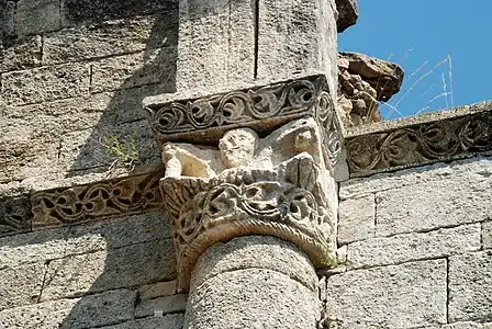 Chapiteau anthropomorphe et corniche à feuilles d'acanthe.