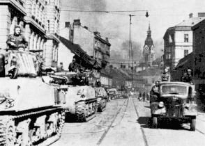 Colonne de M4A2(76)W de la 6e armée de tanks de la Garde dans Brno, le 26 avril 1945, croisant un camion Ford V 3000 S (produit à Cologne-Niehl).