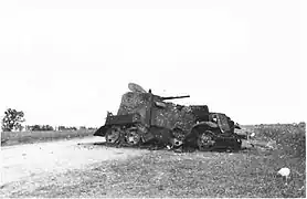 Photo en noir et blanc d'un char de combat détruit.