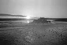 photo en noir et blanc montrant un char soviétique BT-7 traversant la rivière au cours de l'offensive d'août 1939.