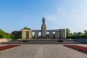 Statue en bronze du soldat soviétique sur son piédestal.